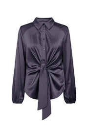 Donkere blouse van Freequent Fqdove Nightshade met lange mouwen en wijde pasvorm, gedragen door een model.