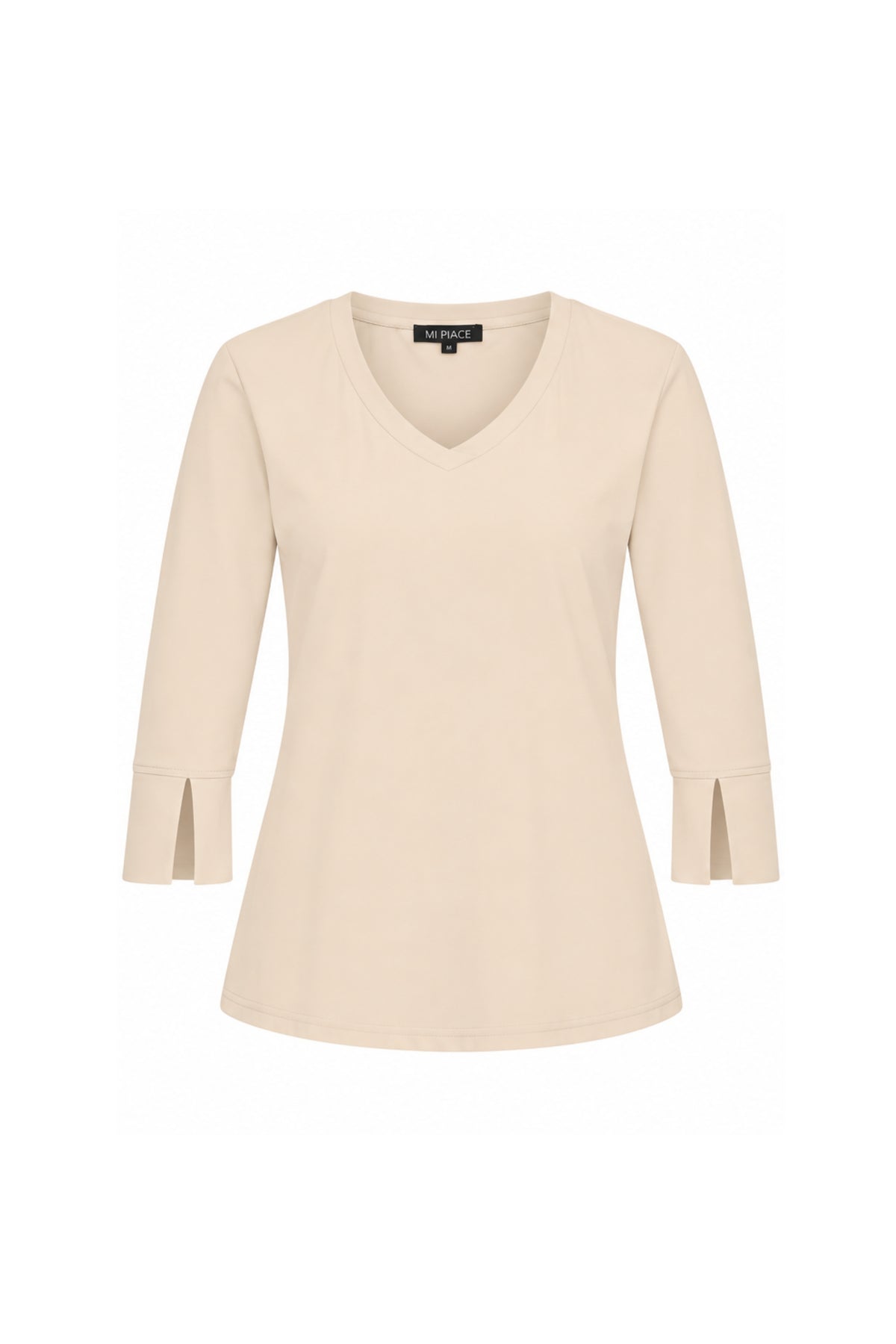 Mi Piace Travel Top Sand 202095, close-up van het zandkleurige reis top met comfortabele stof en stijlvolle pasvorm.