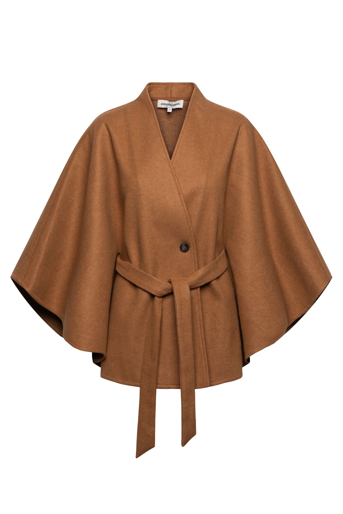 Lichtbruine damesjas Camille Camel JA166 van &Co woman, getailleerd met knopen en ruime zakken, gedragen door een vrouw.