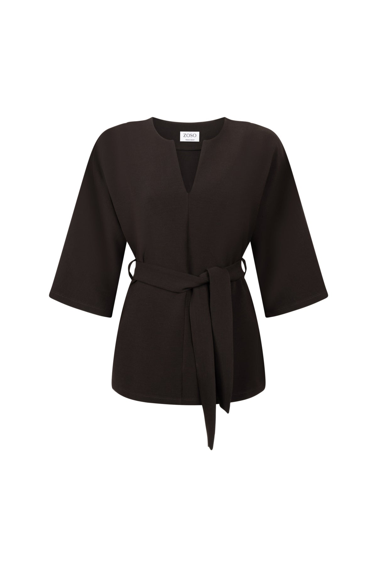 Zoso Joline Espresso blouse in lichtbruine stof met lange mouwen en knoopsluiting, gedragen door een model.