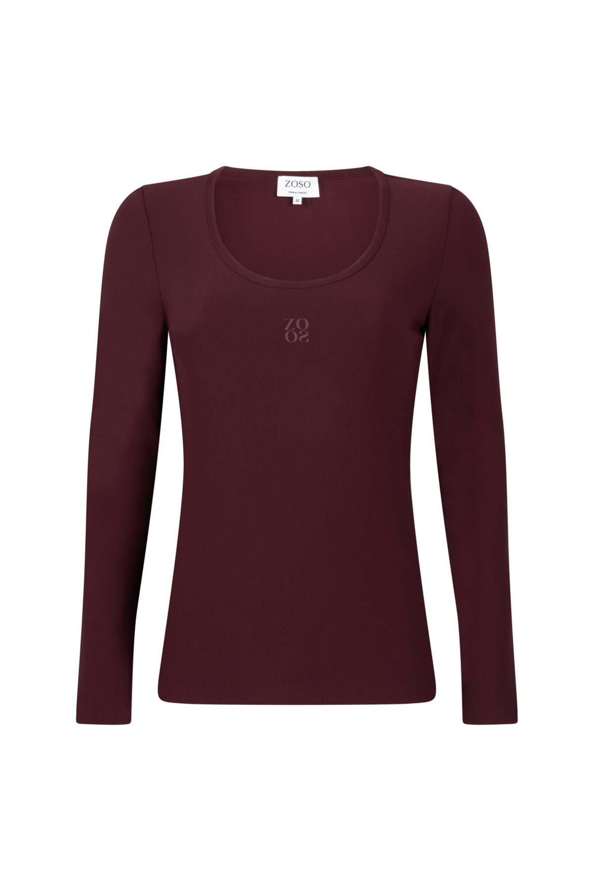 Zoso Travel Top June Bordeaux, lichtgewicht en comfortabel, gedragen door een model met een stijlvolle pasvorm.