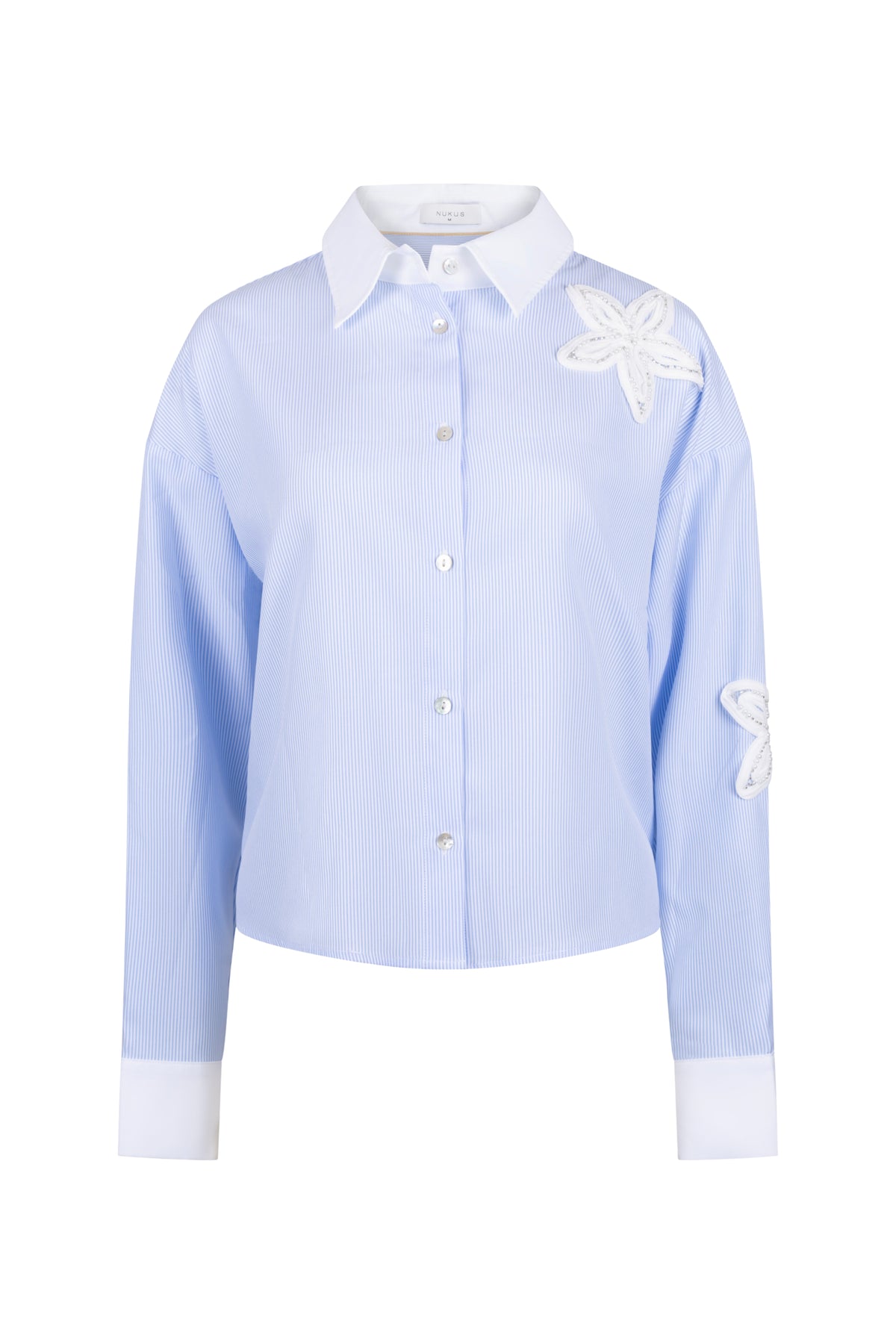 Nukus blouse Tessa Stripe Offwhite Cloudy met dunne strepen en losvallende pasvorm, zichtbaar in de afbeelding