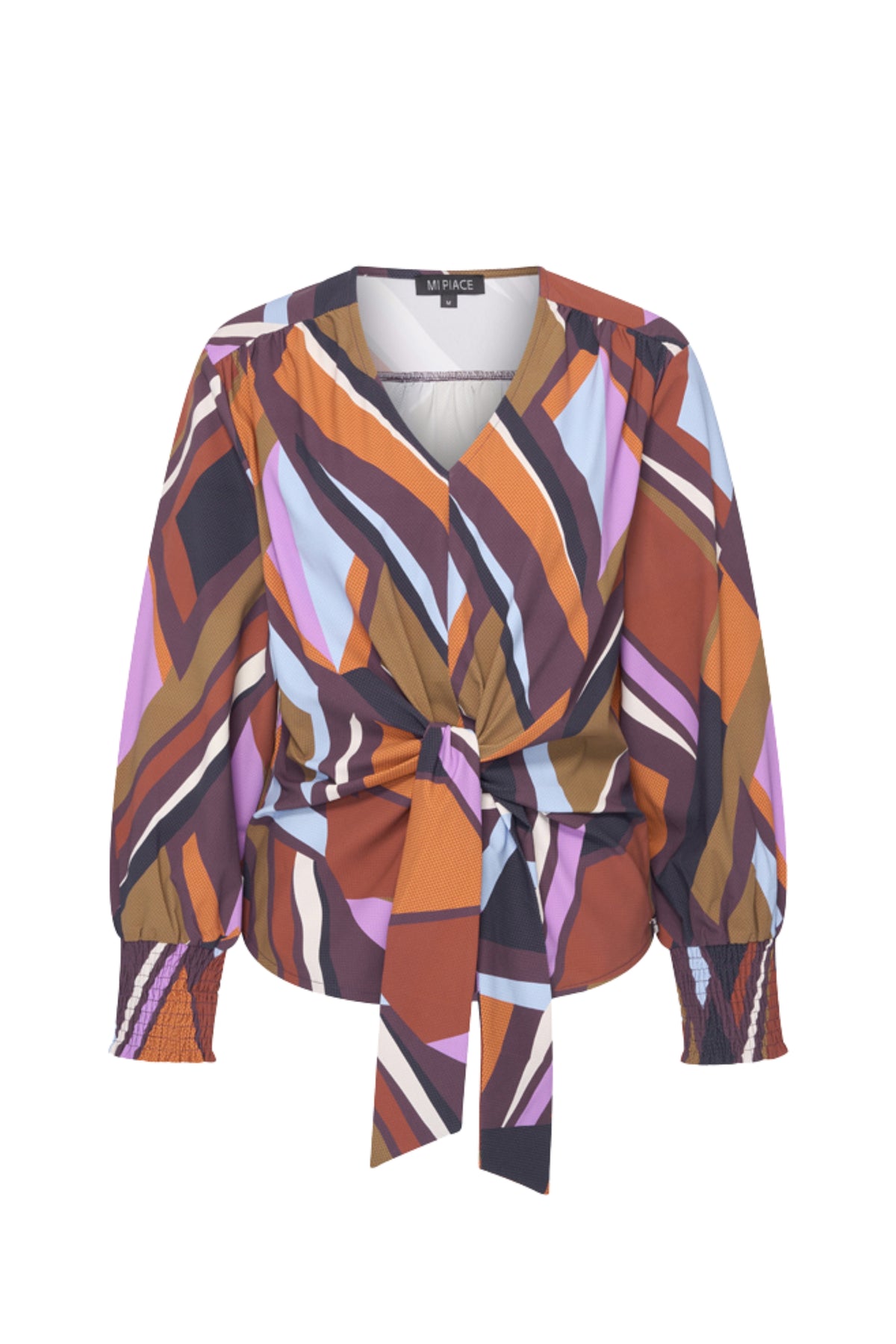 Gezicht op de Travel Top van Mi Piace met knoopsluiting en geometrisch fusion print in meerdere kleuren.