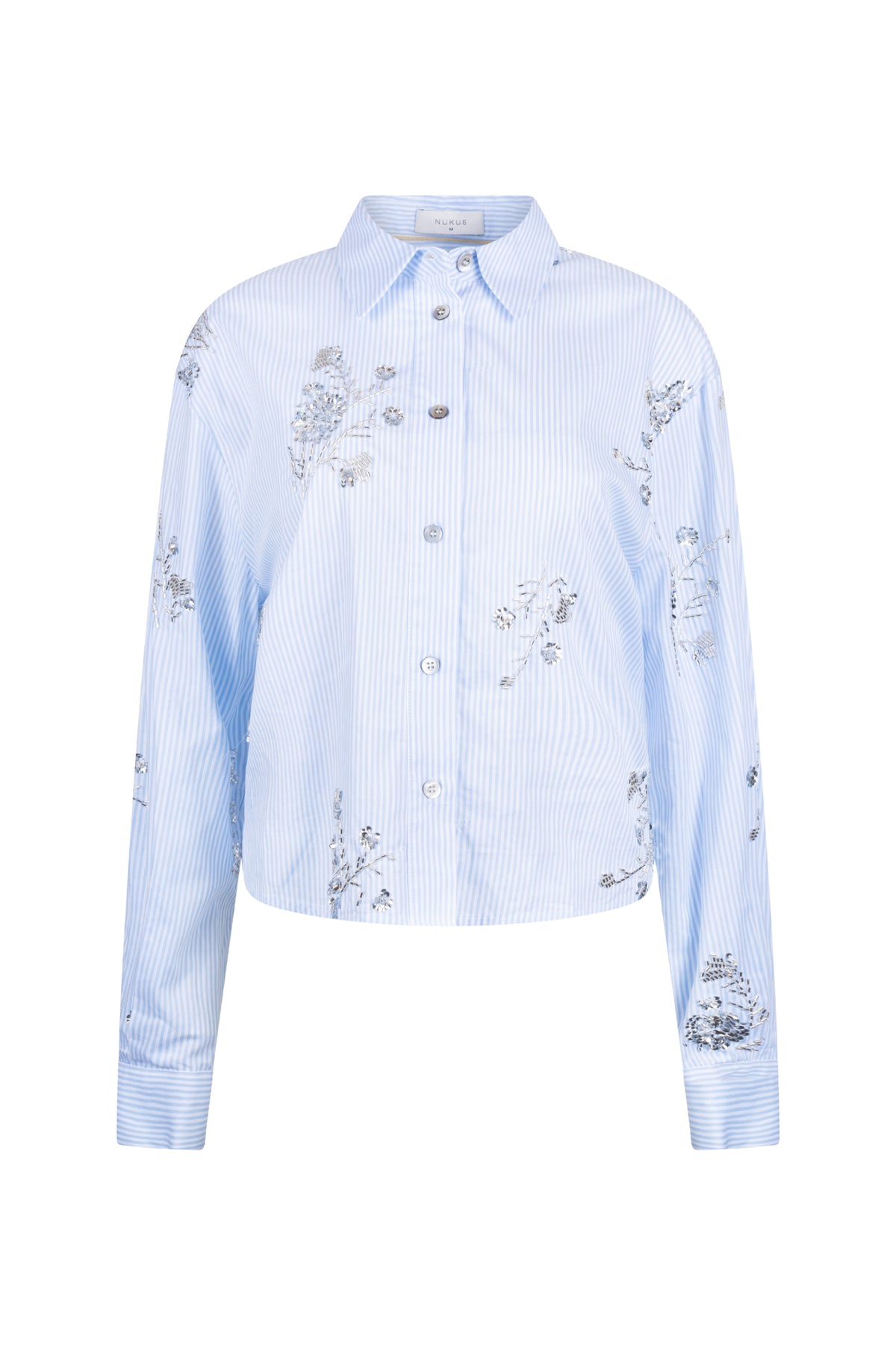Nukus blouse Adora Stripe Cloudy Offwhite met gestreept patroon en lange mouwen, gedragen door een model.