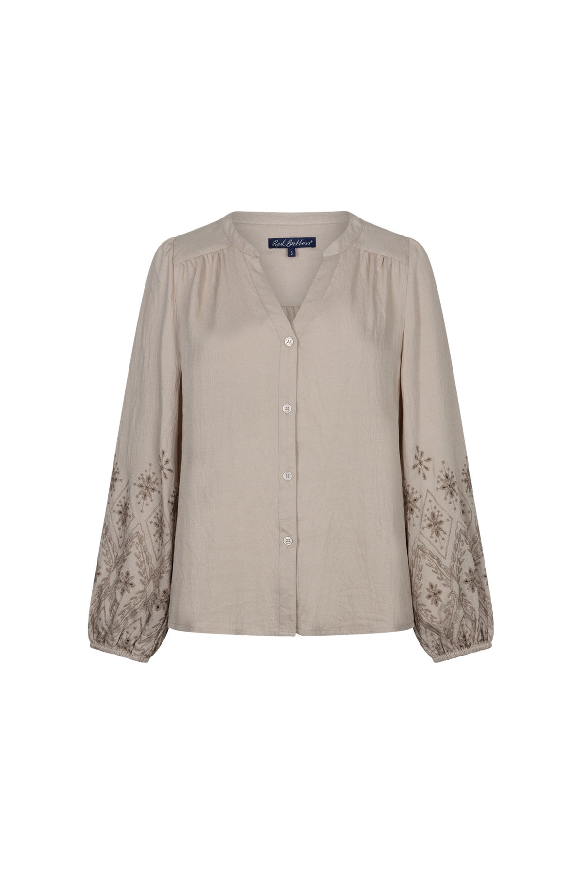 Lichte truffelkleurige blouse met borduursel van Red Button, met lange mouwen en elegante details, gedragen door een model.
