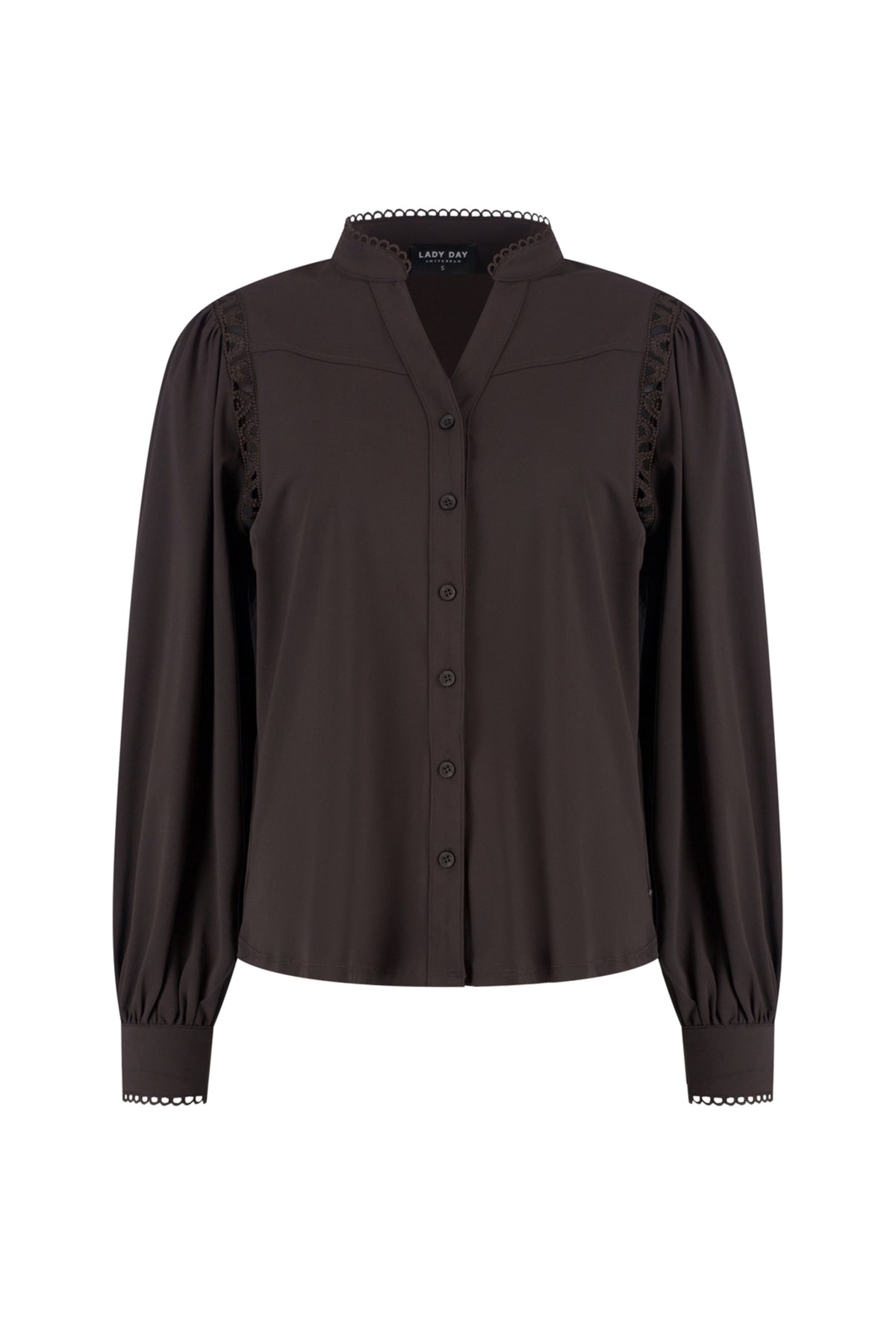 Travel blouse Tammy van Lady Day in donkerbruin, met een elegante, losse pasvorm en gedetailleerde afwerking.