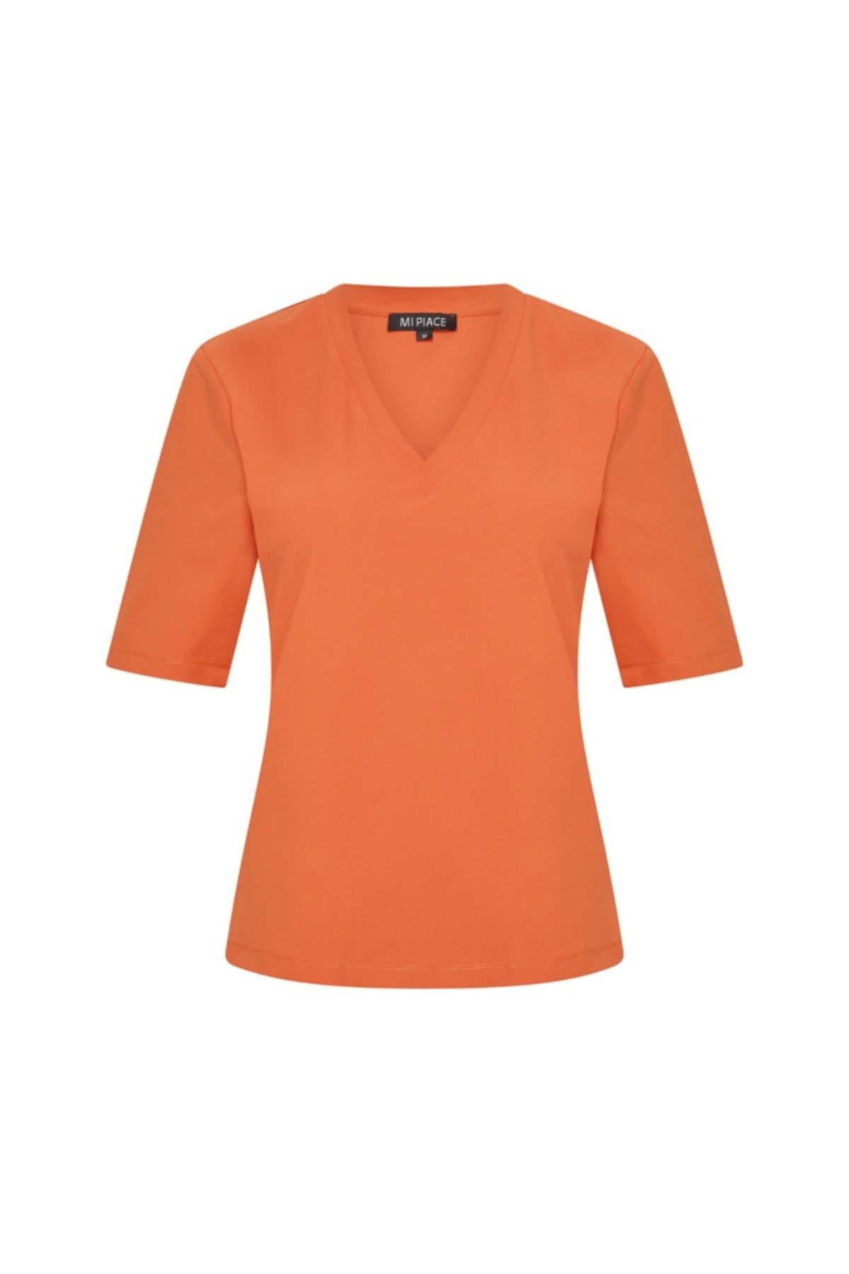 Oranje reisjasje van Mi Piace, Travel Top 202271, met korte mouwen en comfortabele pasvorm, gelegen op een houten oppervlak.