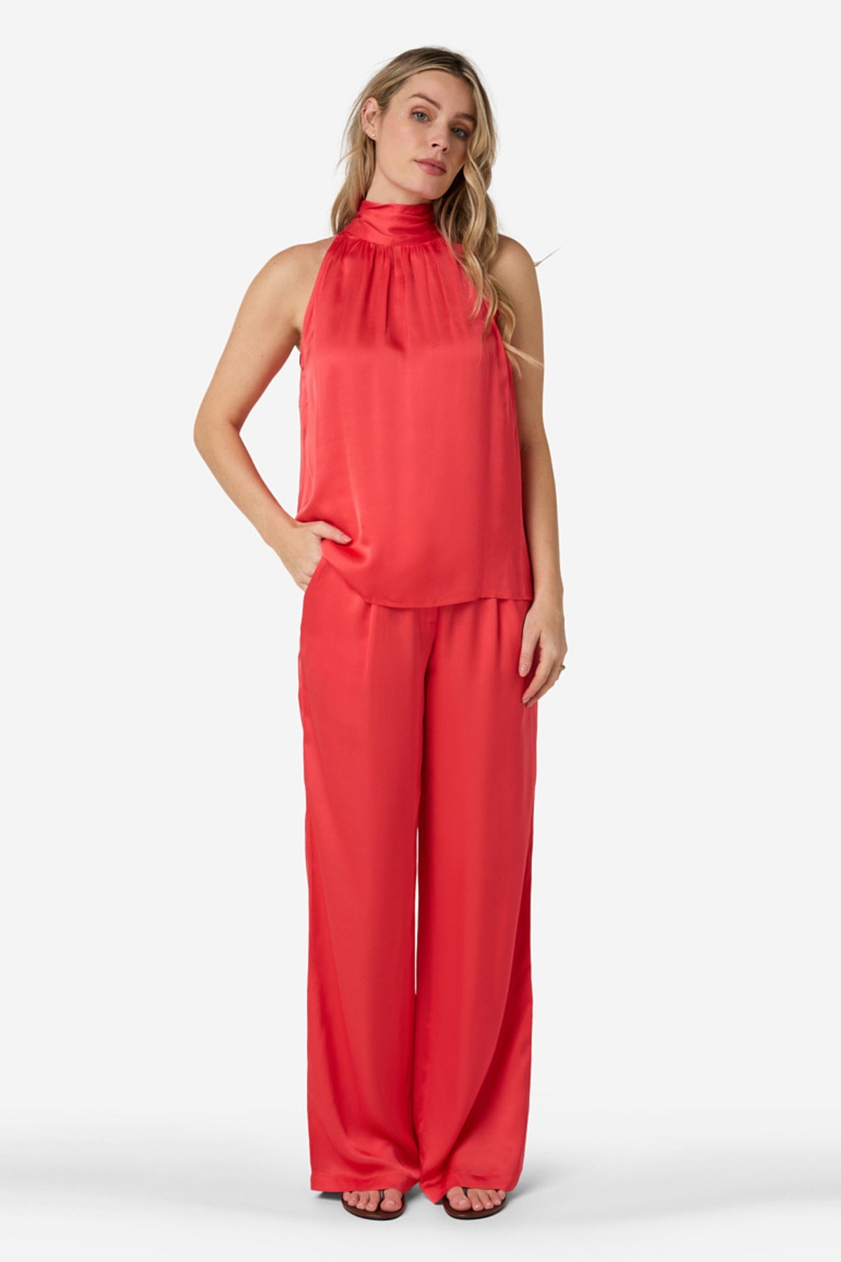 Ibana Pasha Rosa Coral broek met lossere pasvorm, lichte stof en elastische taille voor comfortabel dragen.