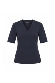 Navy blauwe reis top van Mi Piace, getoond op een model, met zachte stof en comfortabele pasvorm.