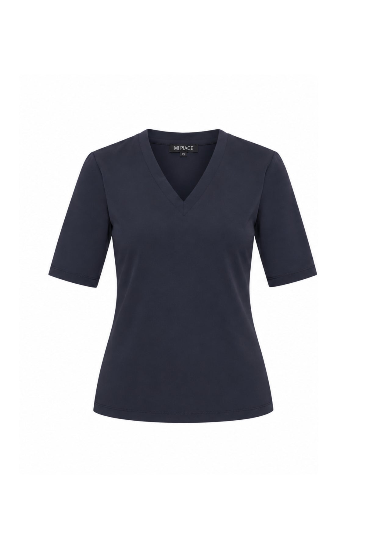 Navy blauwe reis top van Mi Piace, getoond op een model, met zachte stof en comfortabele pasvorm.