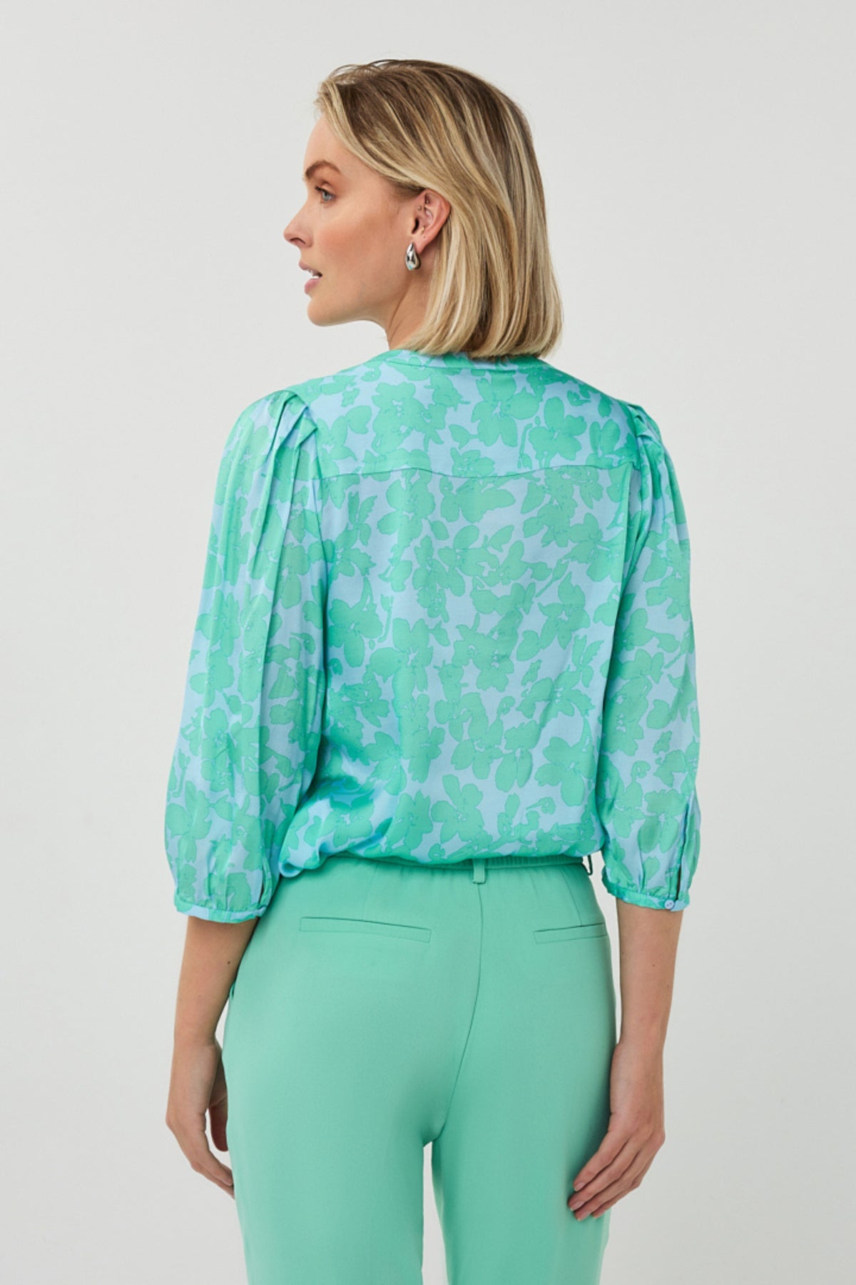 EsQualo V-hals blouse met daylight print, lichte stof en stijlvolle pasvorm, zichtbaar op de afbeelding.