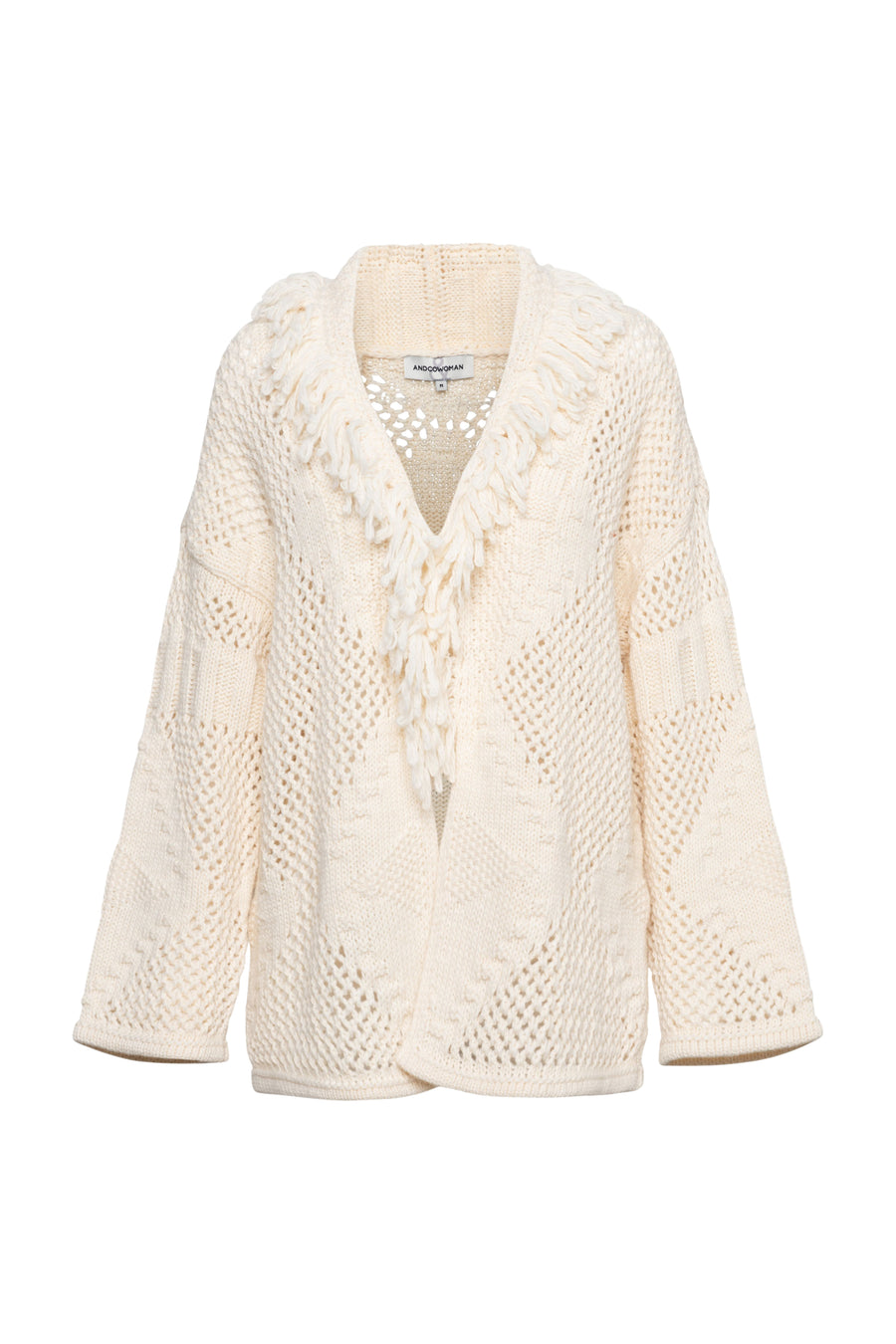 Lichte beige Bailey vest van &Co woman, getextureerd met knoopsluiting en brede mouwen, gedragen door een model.