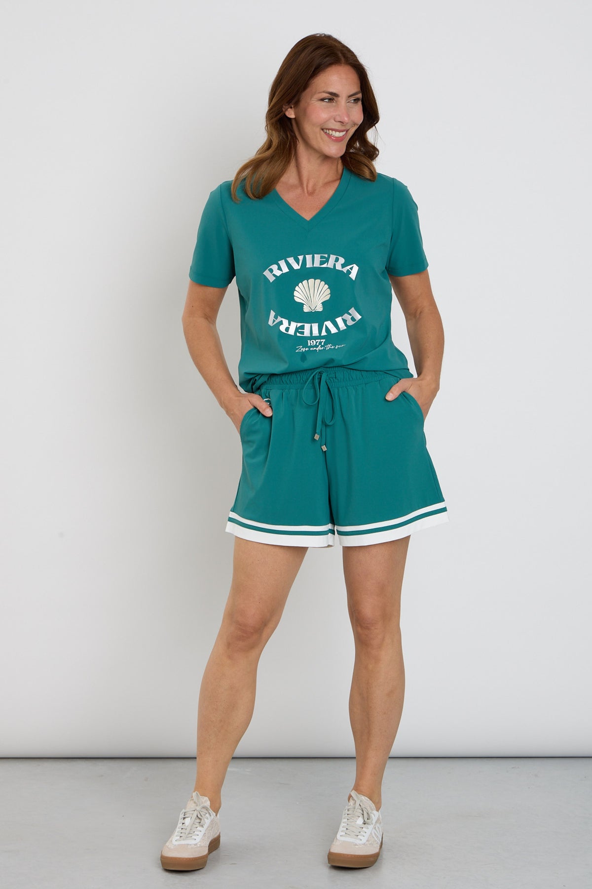 Groene reisshorts van Zoso, model Maud, gelegen op een witte achtergrond, geschikt voor vakantie en casual dragen.