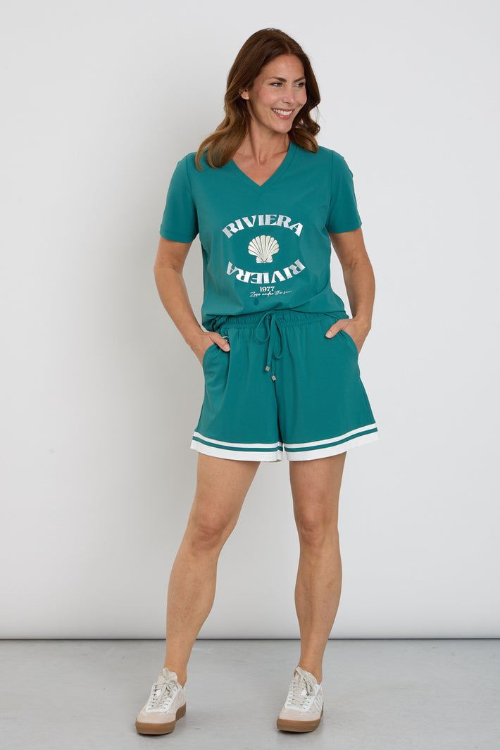 Groene reisshorts van Zoso, model Maud, gelegen op een witte achtergrond, geschikt voor vakantie en casual dragen.