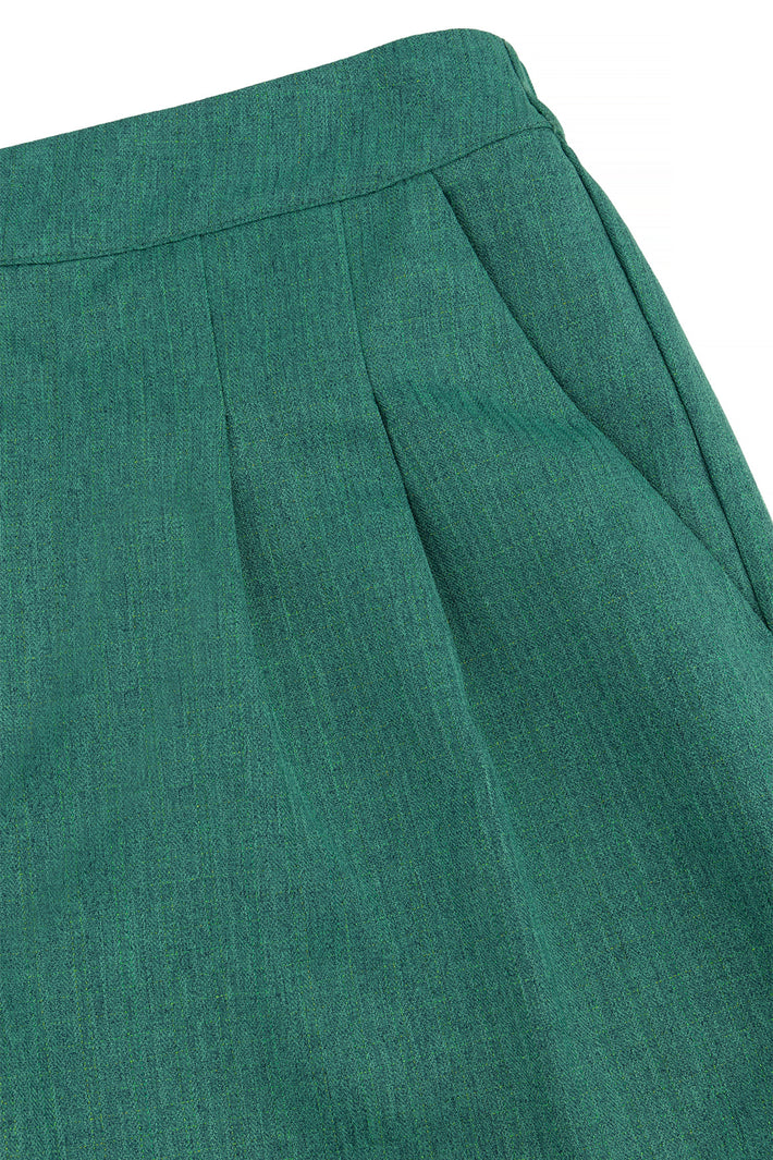 Groene broek Jasmin van Studio Amaya, comfortabele pasvorm en modieus design, zichtbaar op de afbeelding.