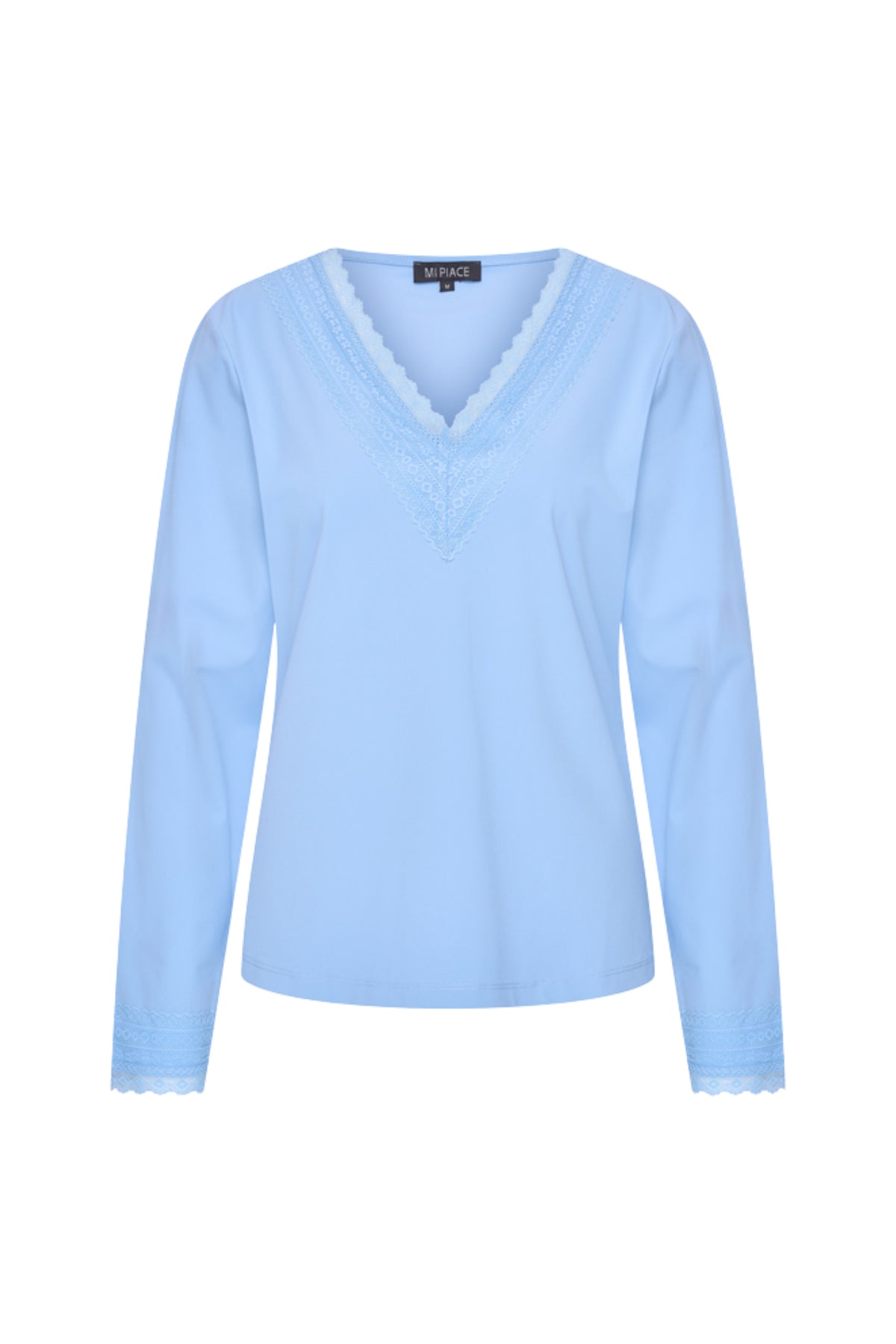 Lichte blauwe Travel Top Lace Della van Mi Piace, close-up van het kanten patroon en het elegante ontwerp.