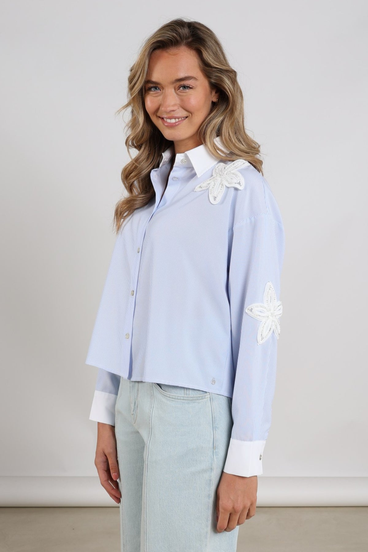 Nukus blouse Tessa Stripe Offwhite Cloudy met witte en grijze strepen, losvallend met lange mouwen en ronde hals