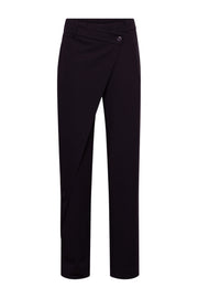 Donkerpaarse broek Gabriella van &Co woman, getoond in close-up met vouw en elastische taille.