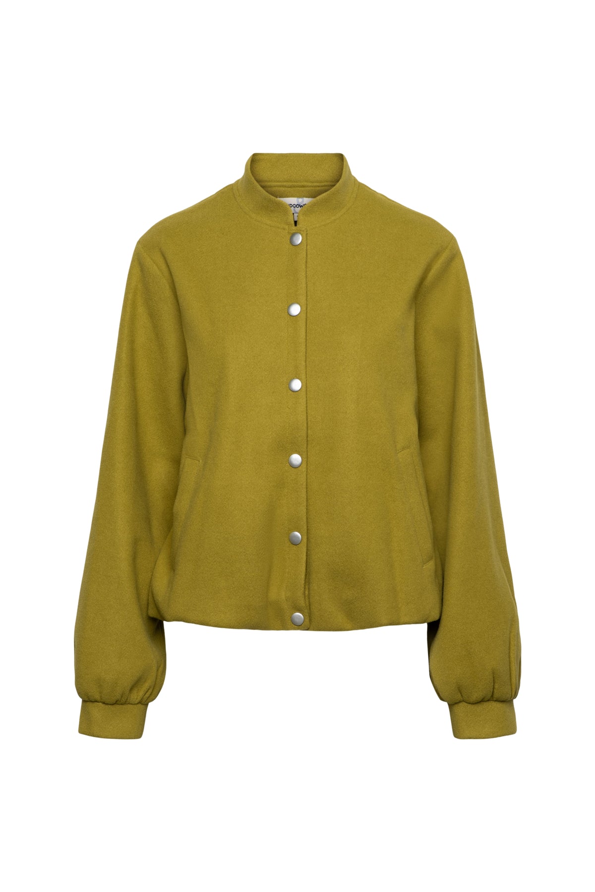 Olijfgroene &Co Woman Carice jas, gewatteerd en casual, met ritssluiting en capuchon, gedragen door een model.
