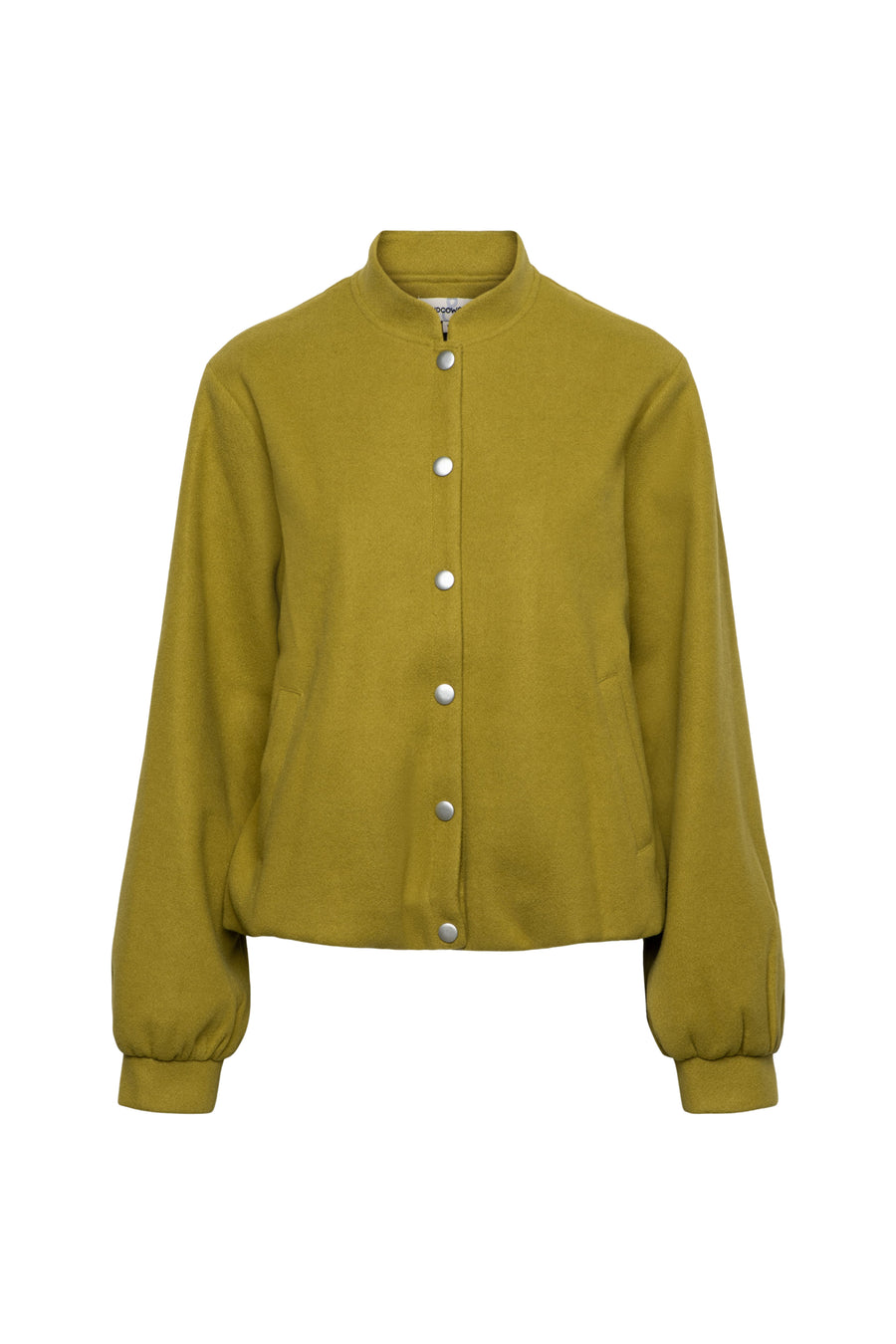 Olijfgroene &Co Woman Carice jas, gewatteerd en casual, met ritssluiting en capuchon, gedragen door een model.