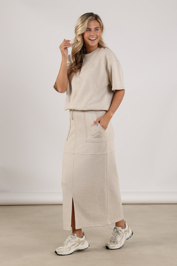Lurex zandkleurige rok Maartje van Nukus met glanzende stof en elastische taille, geschikt voor feestelijke gelegenheden.