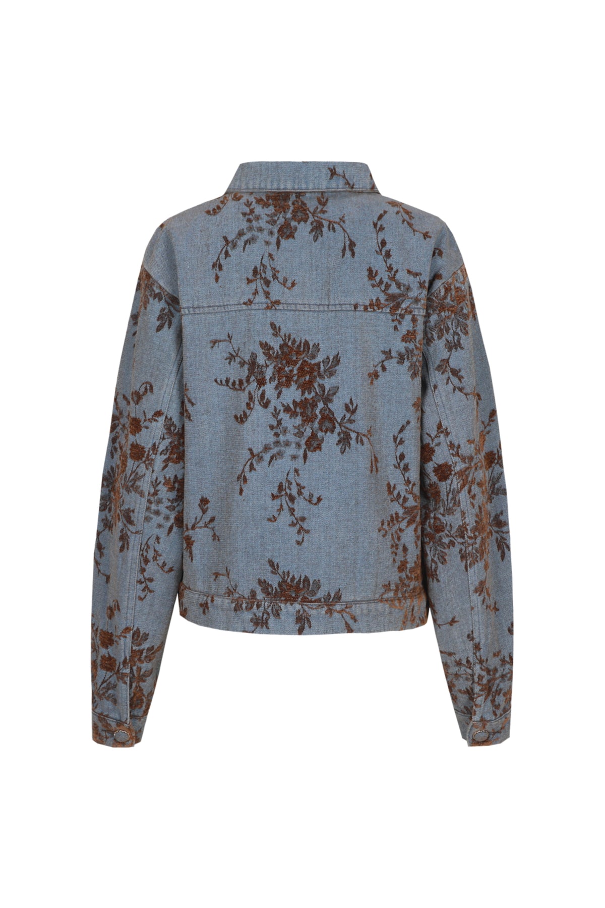G-maxx Kestrel denim jas in medium blauw met knopen en zakken, gedragen door een model op straat.