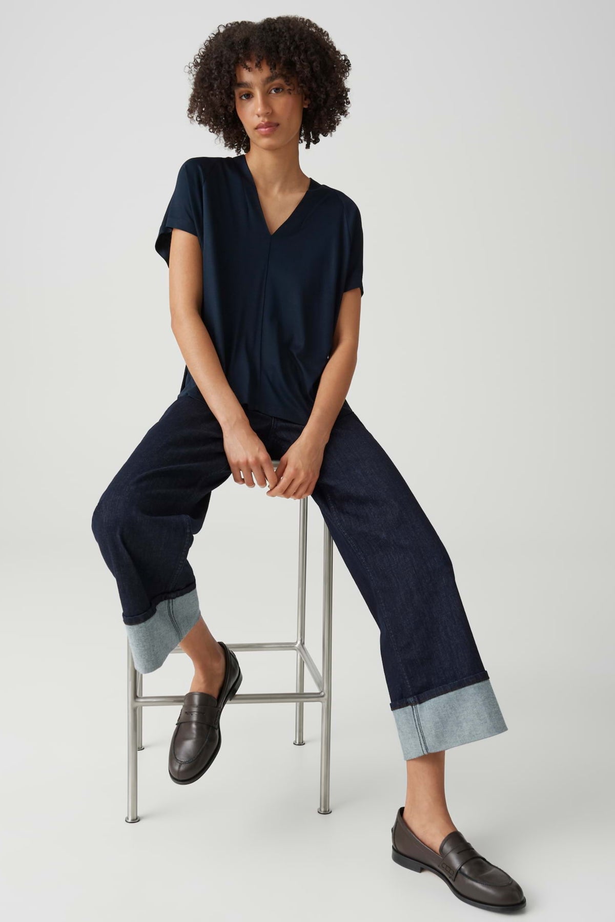 Opus Sanebie coalblauwe T-shirt met ronde hals en korte mouwen, casual stijl, zichtbaar op de afbeelding.