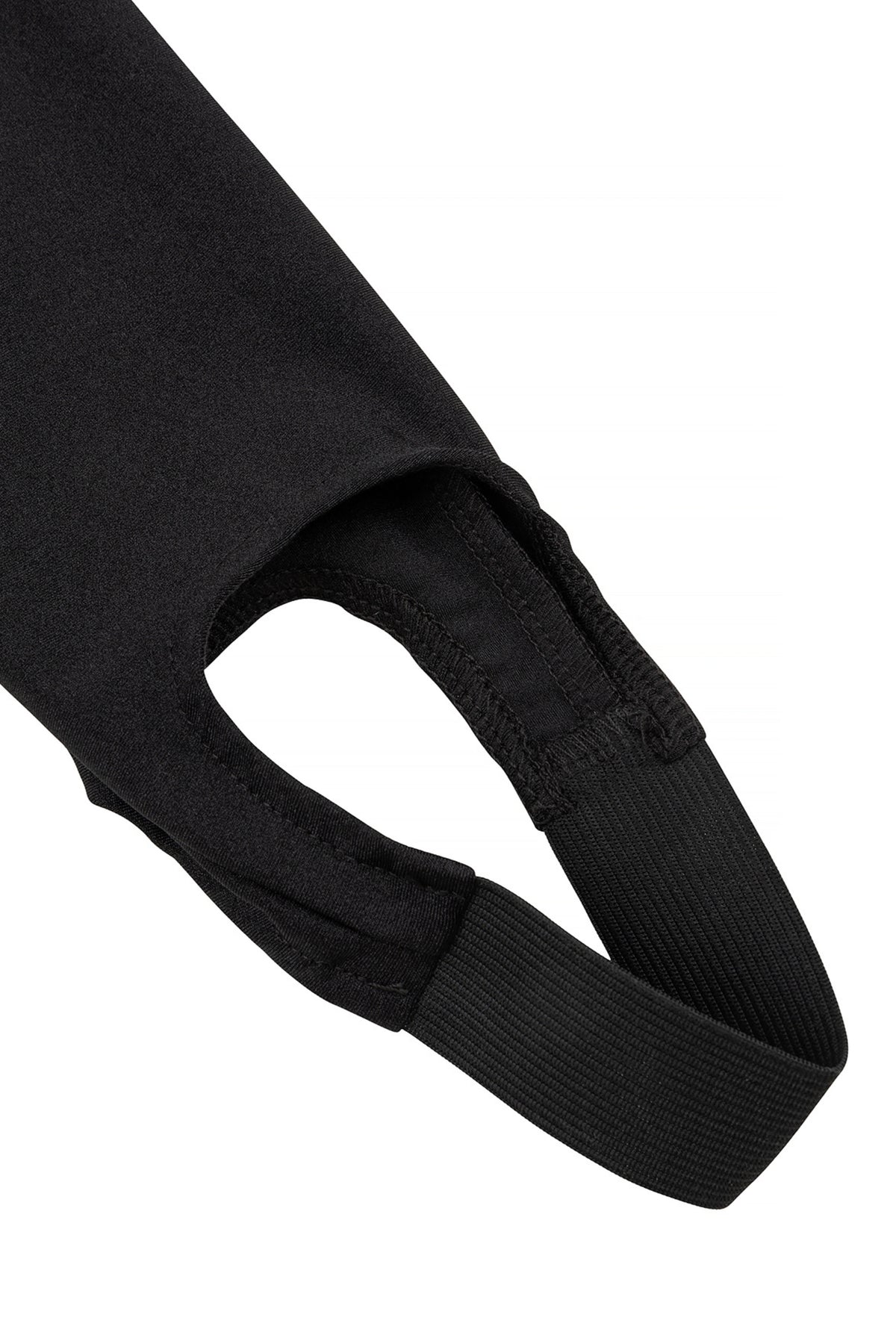 Zwarte legging Lis van Studio Amaya, strakke pasvorm, gemaakt van flexibel materiaal, gedragen door een model.