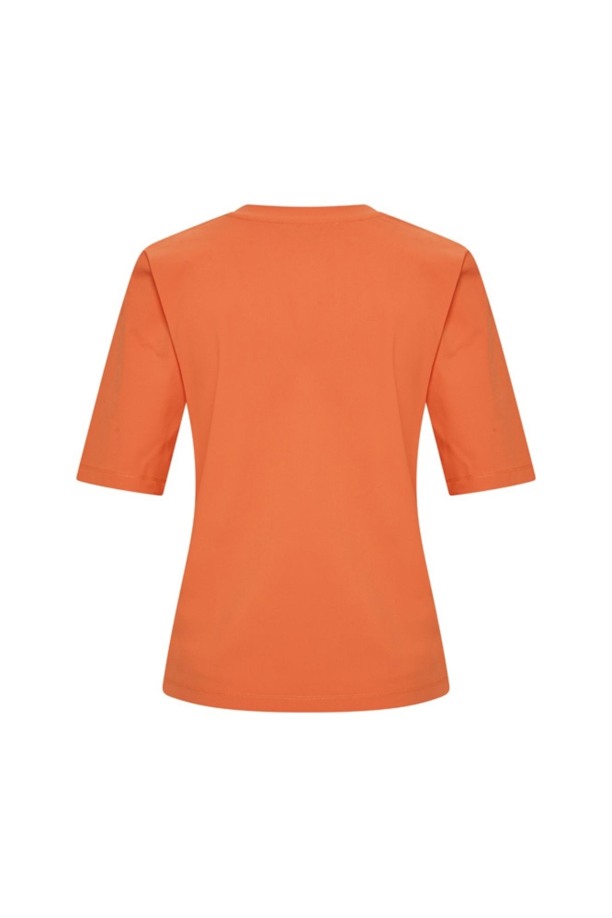 Oranje reis top van Mi Piace met comfortabel ontwerp en stijlvolle pasvorm, zichtbaar op de afbeelding.
