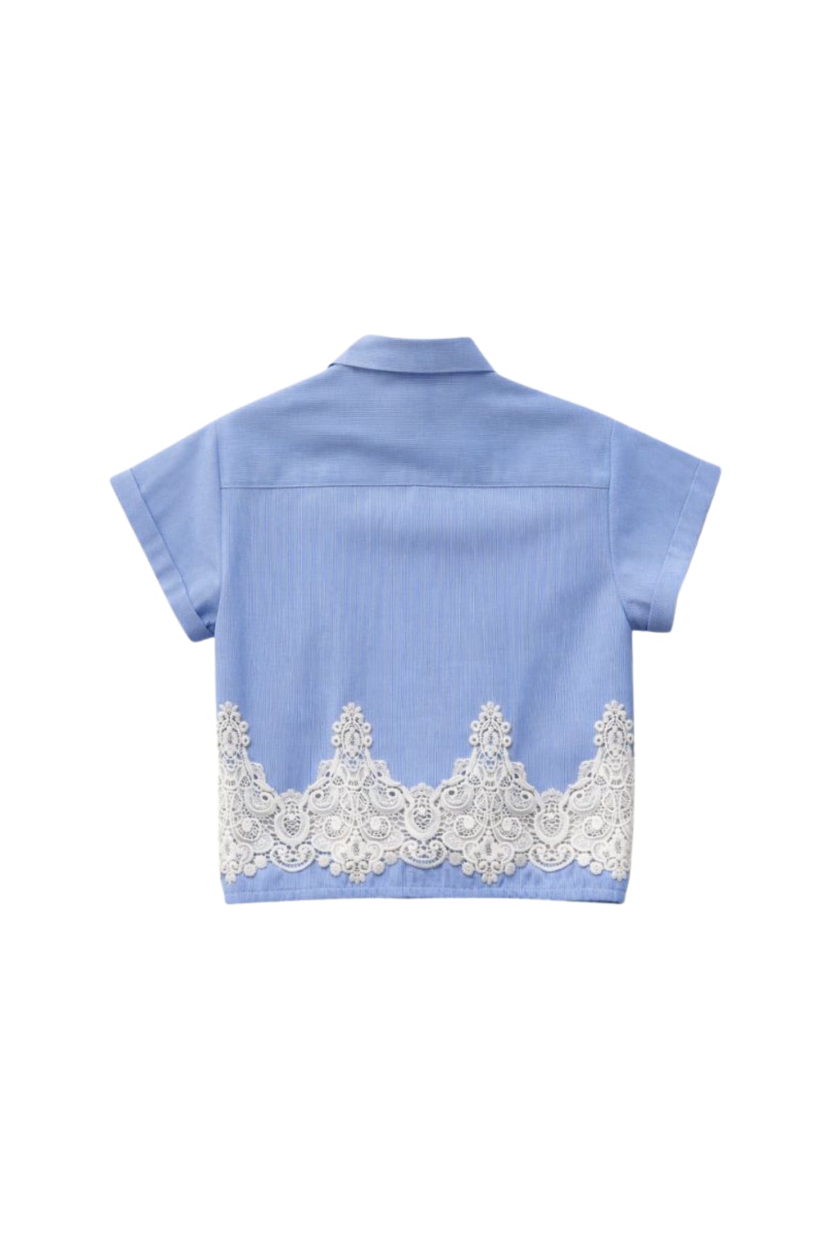 Blouse Renate gestreept blauw van Elvira Casuals, close-up van de stoffen en strepen, modieuze damesblouse op een witte achtergrond.