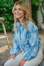Lichte blauwe denim jas Zariah van G-maxx met knopen en zakken, gedragen door een model.