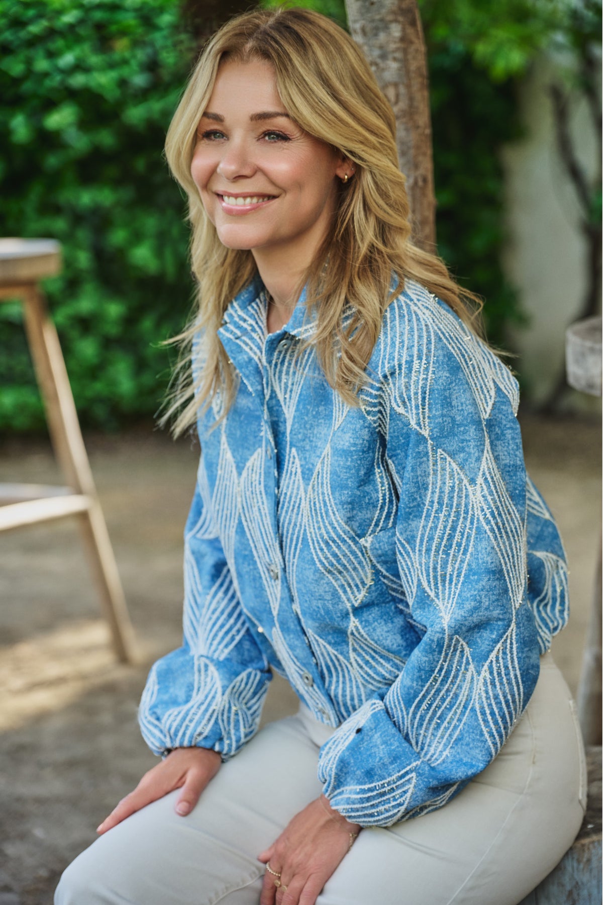 Lichte blauwe denim jas Zariah van G-maxx met knopen en zakken, gedragen door een model.