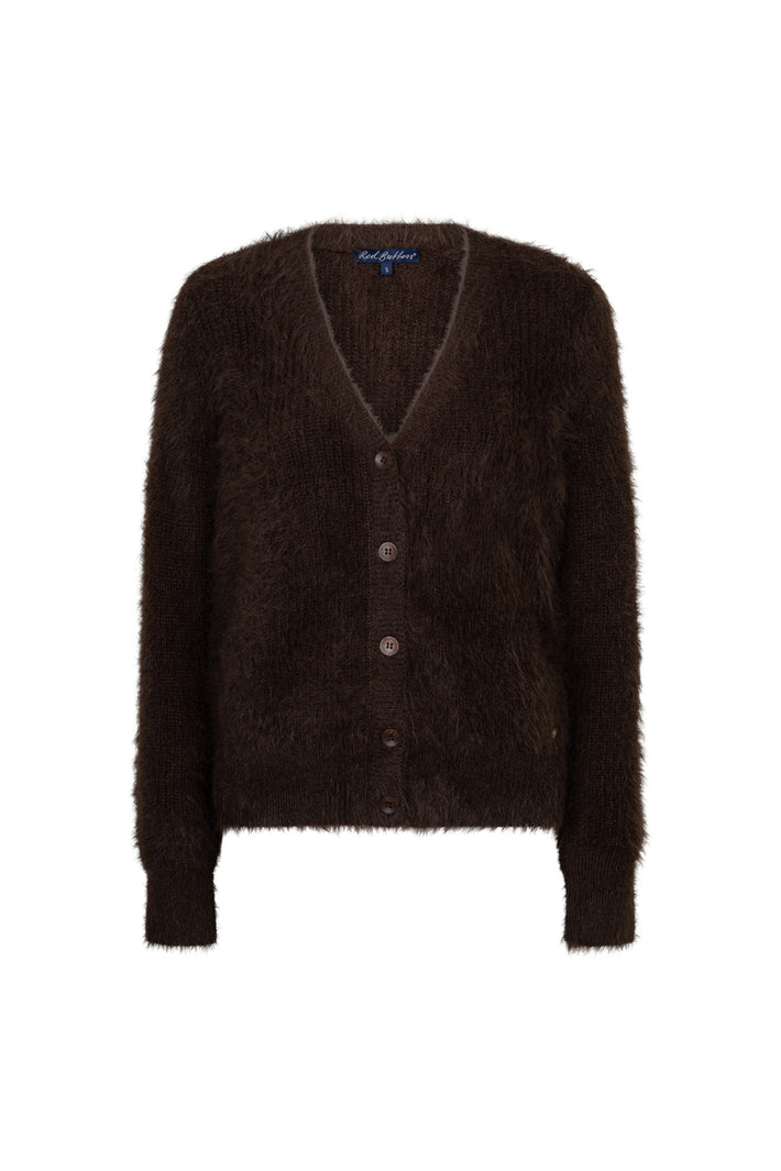 Fuzzy espresso vest van Red Button met zachte textuur, gedragen door een persoon, close-up van het kledingstuk in de afbeelding.