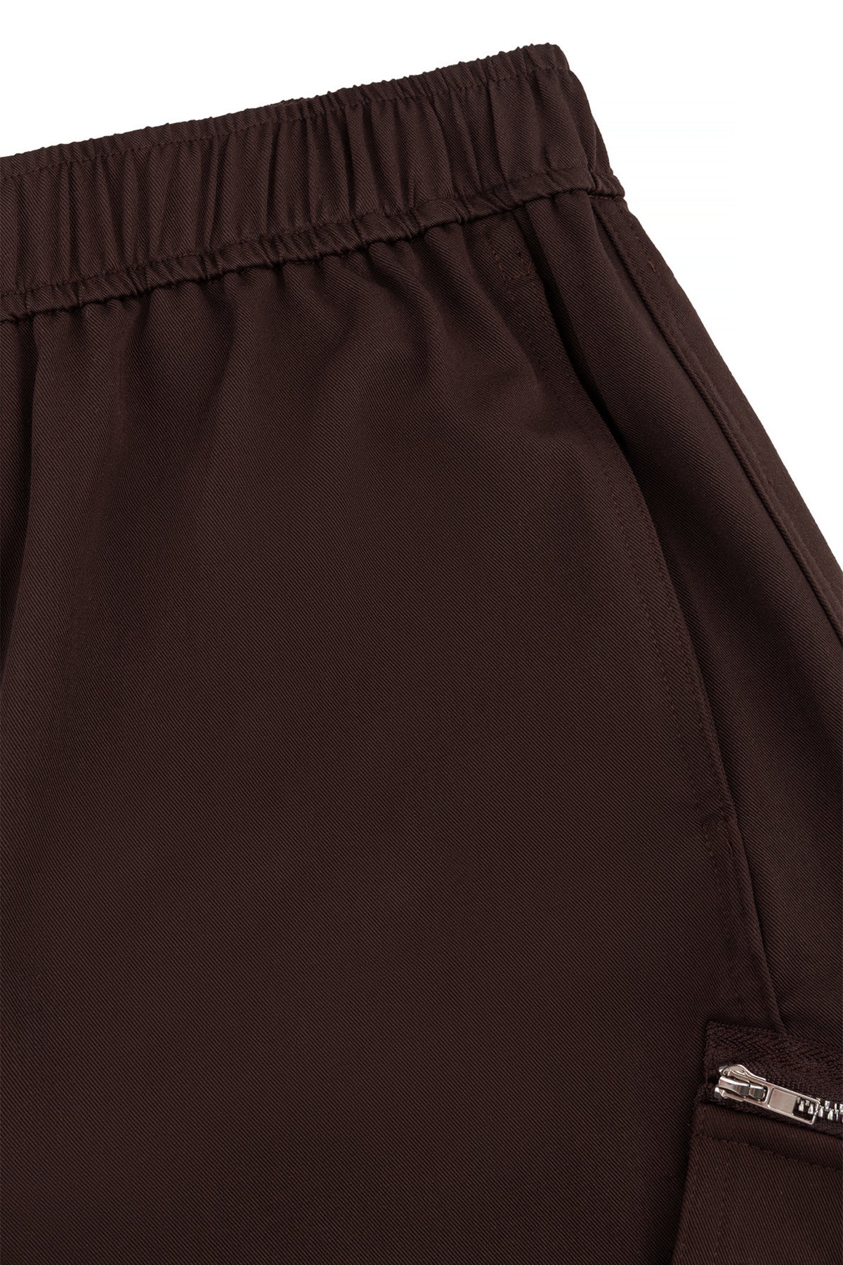 Bruine broek Zorelle van Studio Amaya, getoond in een close-up afbeelding met details van de stof en pasvorm.