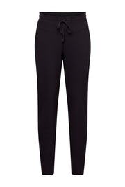 Donkere paarse &Co woman Heavy Travel Broek Penny met elastische taille en comfortabele pasvorm, getoond op model.