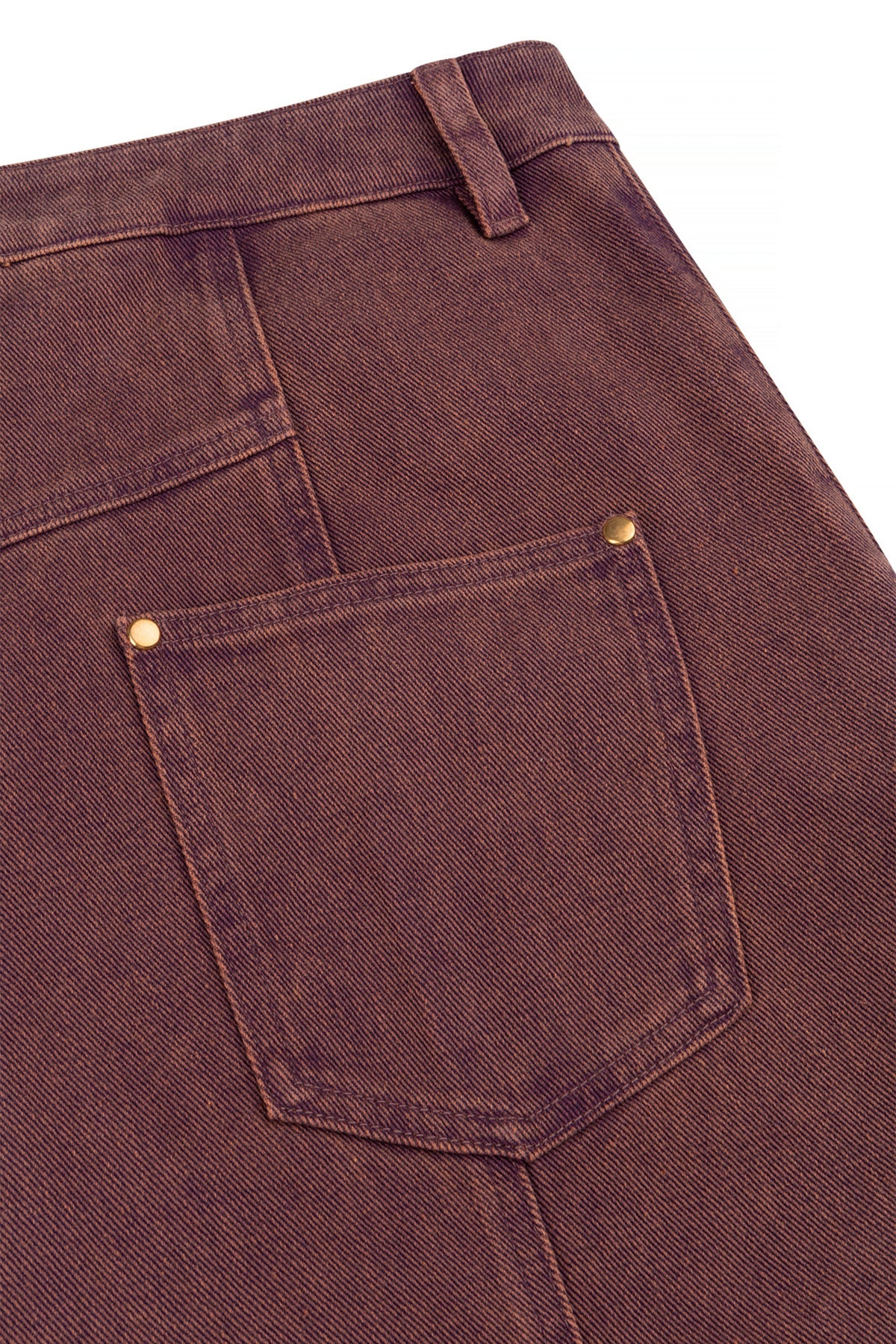 Studio Amaya Rift Bordeaux broek, stijlvolle damesmodel met comfortabele pasvorm en elegante rode kleur, zichtbaar in de afbeelding.