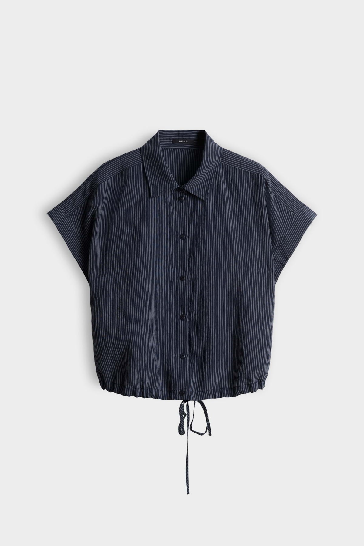 Blouse Flaneta van Opus in coalblauw met lange mouwen en losvallend model, gedragen door een model op een witte achtergrond