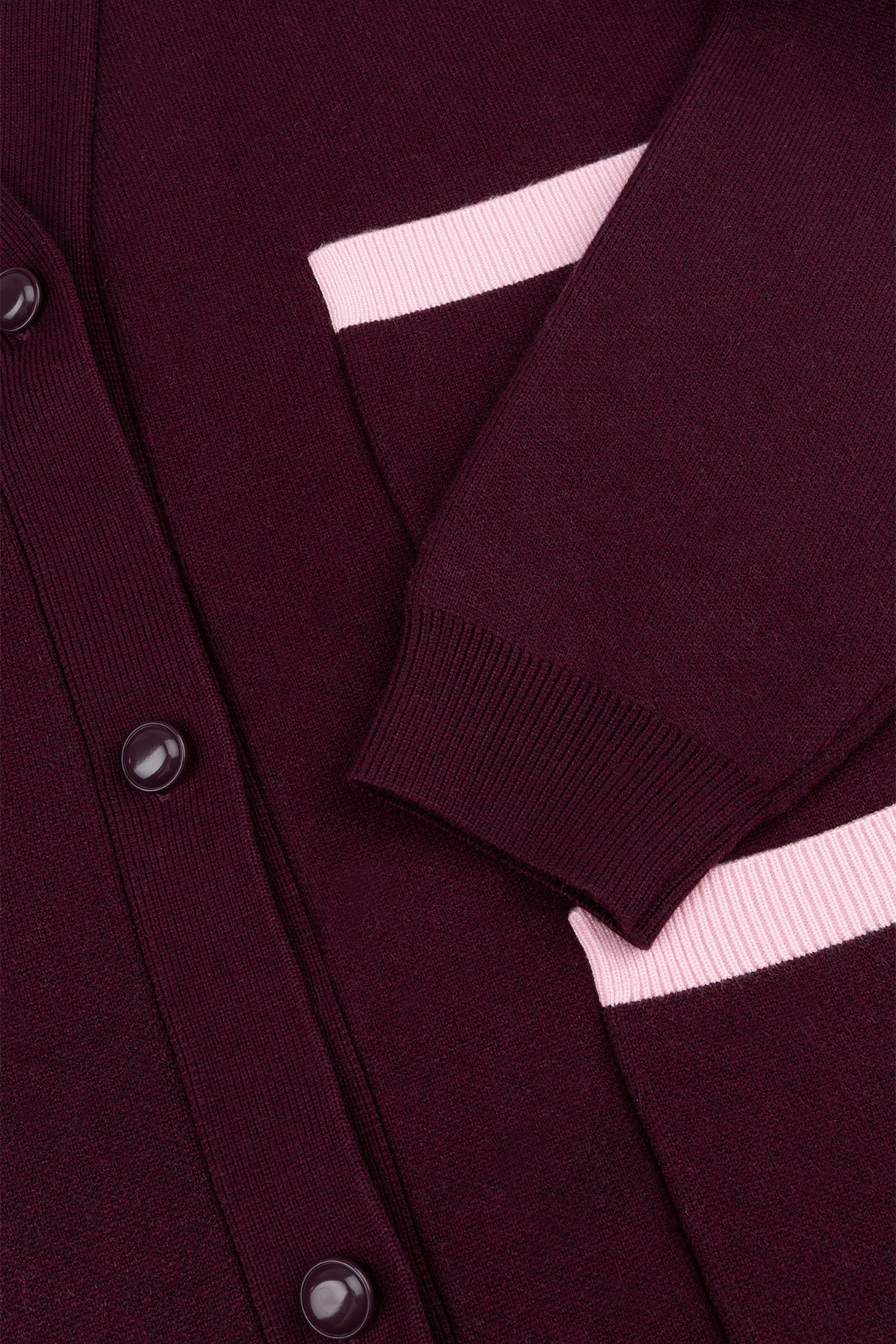 Kersenrode vest van Studio Amaya in Bordeaux kleur, zachte textuur en stijlvolle pasvorm voor dames.