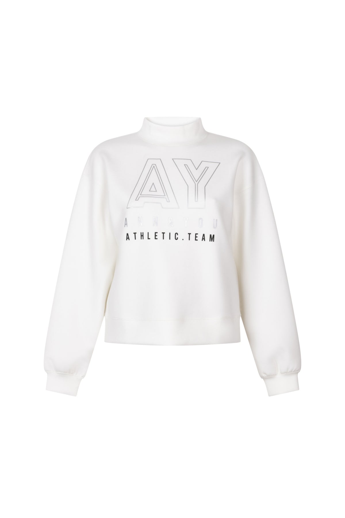 Lichtbeige sweater Blaire Offwhite A26 van Ann & You, zachte stof met ronde hals en lange mouwen, gedragen door een model.