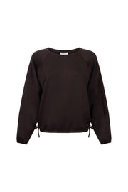 Zoso Sweater Jasmine Espresso 264, donkerbruine trui met ronde hals en zachte stof, gedragen door een model.