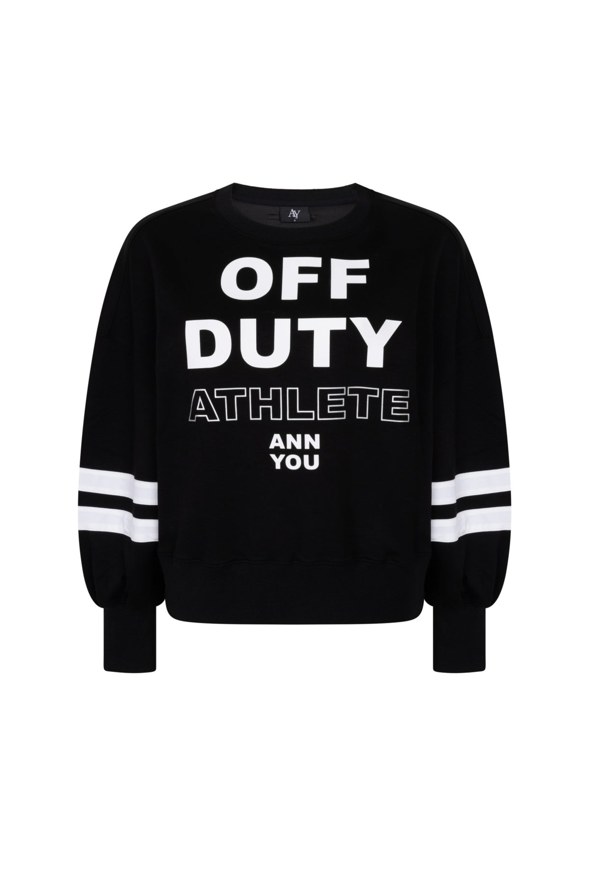 Zwarte en offwhite trui Anneloe van Ann & You, zachte stof, met lange mouwen en ronde hals, gedragen door een model.