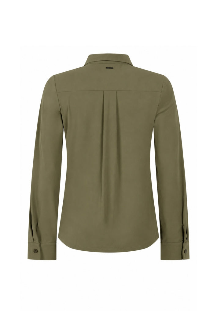Groene reisblouse van Zoso, model Karen 265, met losse pasvorm en comfortabele stoffen, gedragen door een model.