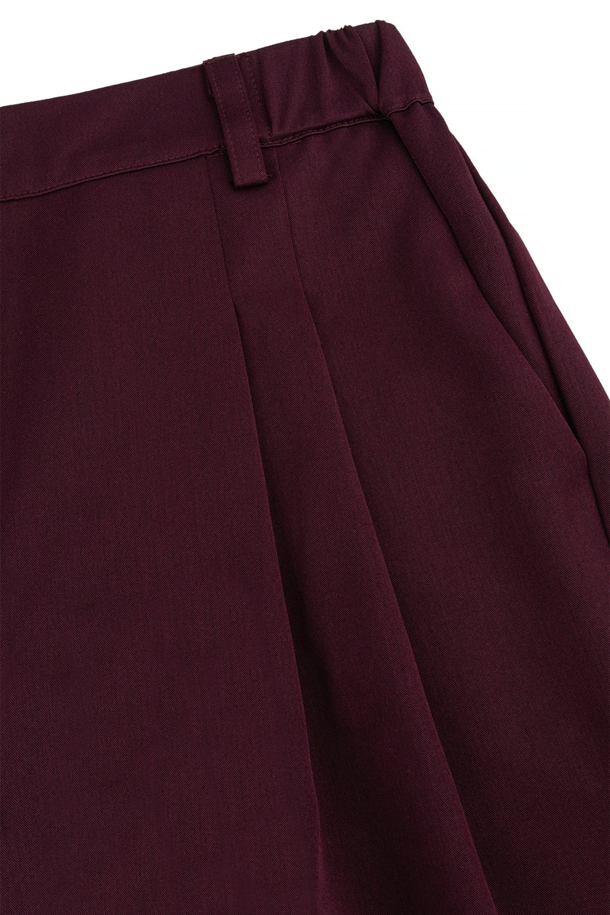 Broek Jackie Bordeaux van Studio Amaya, zijaanzicht met elastische taille en rechte pijpen, comfortabele damesbroek in Bordeauxkleur