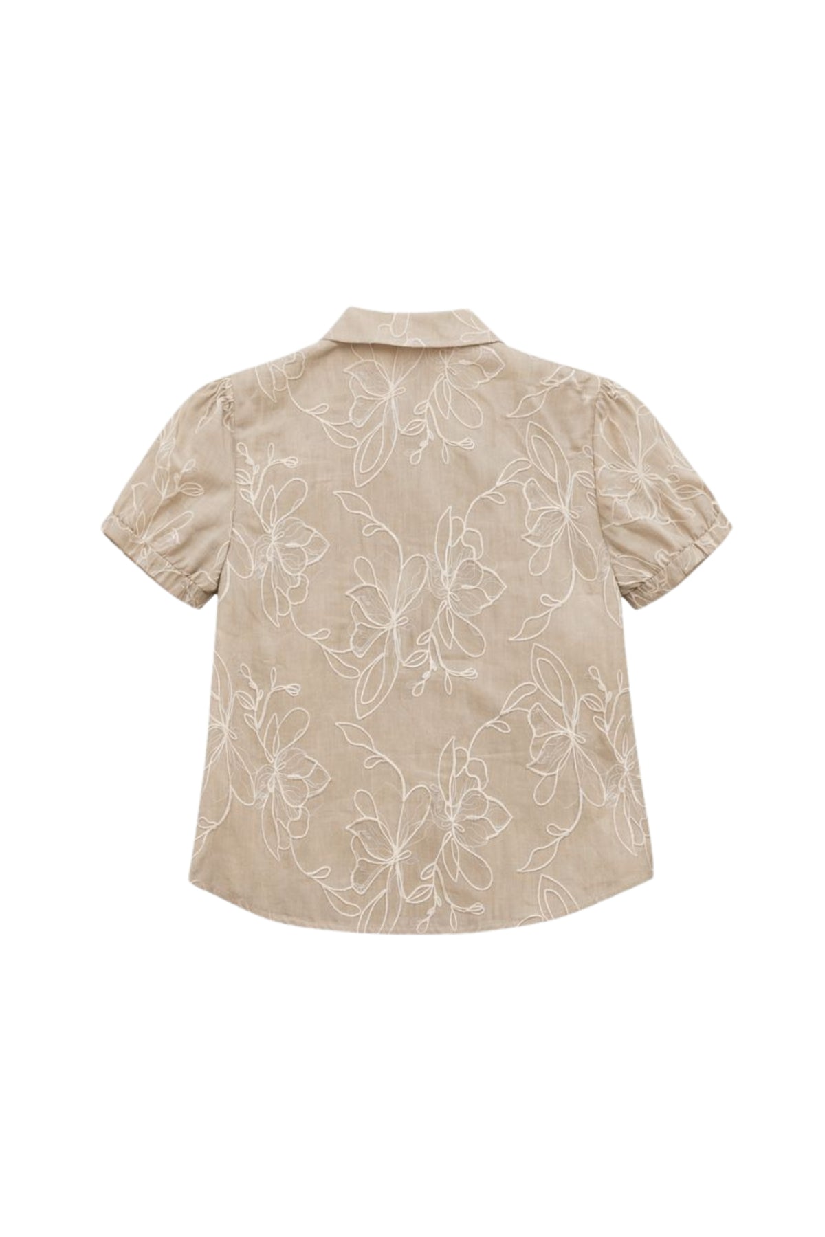 Lichte zandkleurige blouse Nadia van Elvira Casuals met lange mouwen en losse pasvorm, gedragen door een model.