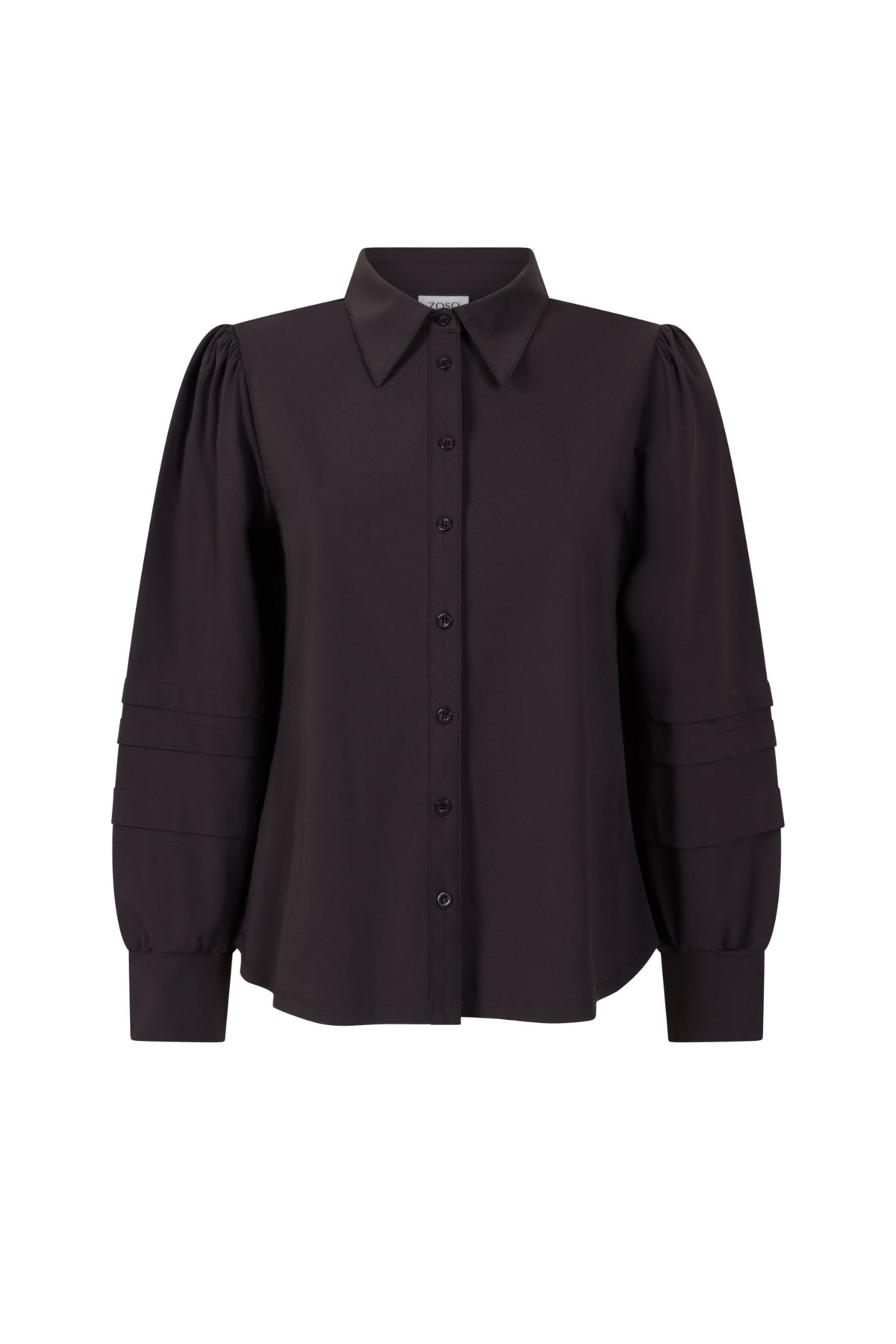 Zoso Travel blouse Charmaine Espresso, een elegante damesblouse met korte mouwen en knoopsluiting, zichtbaar op de afbeelding