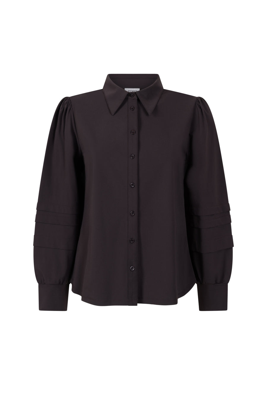 Zoso Travel blouse Charmaine Espresso, een elegante damesblouse met korte mouwen en knoopsluiting, zichtbaar op de afbeelding