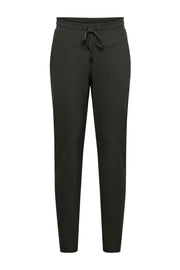 Donkere khaki reishose voor vrouwen van &Co woman, met stevige stof en comfortabele pasvorm, geschikt voor reizen en casual draagstijl.