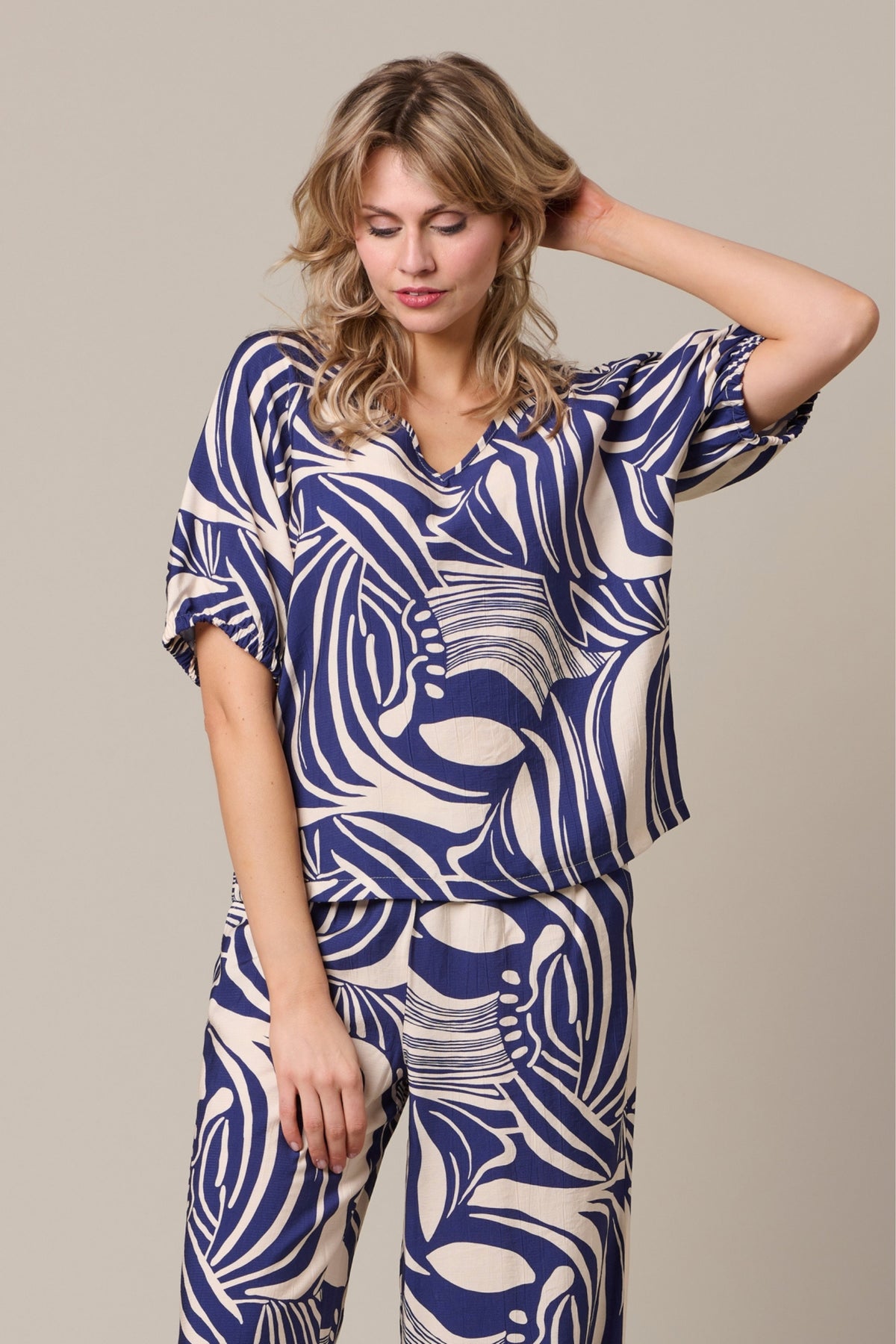 Kleurrijke blauwe multi Top Amelie Weave van &Co woman, getailleerd model met geweven patroon en stijlvolle uitstraling