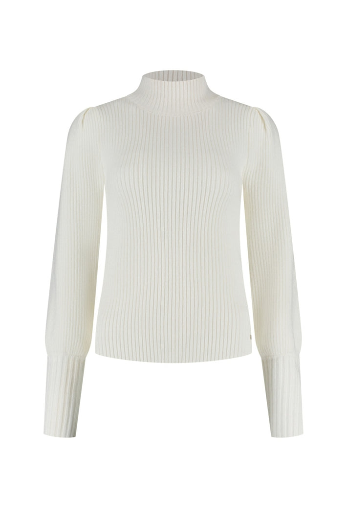 Lady Day Debby champagne top met lange mouwen en sierlijke details, gedragen door een model op een witte achtergrond