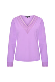 Luchtige reis top van Mi Piace met kanten details in hyacintkleur, perfect voor zomerse outfits.